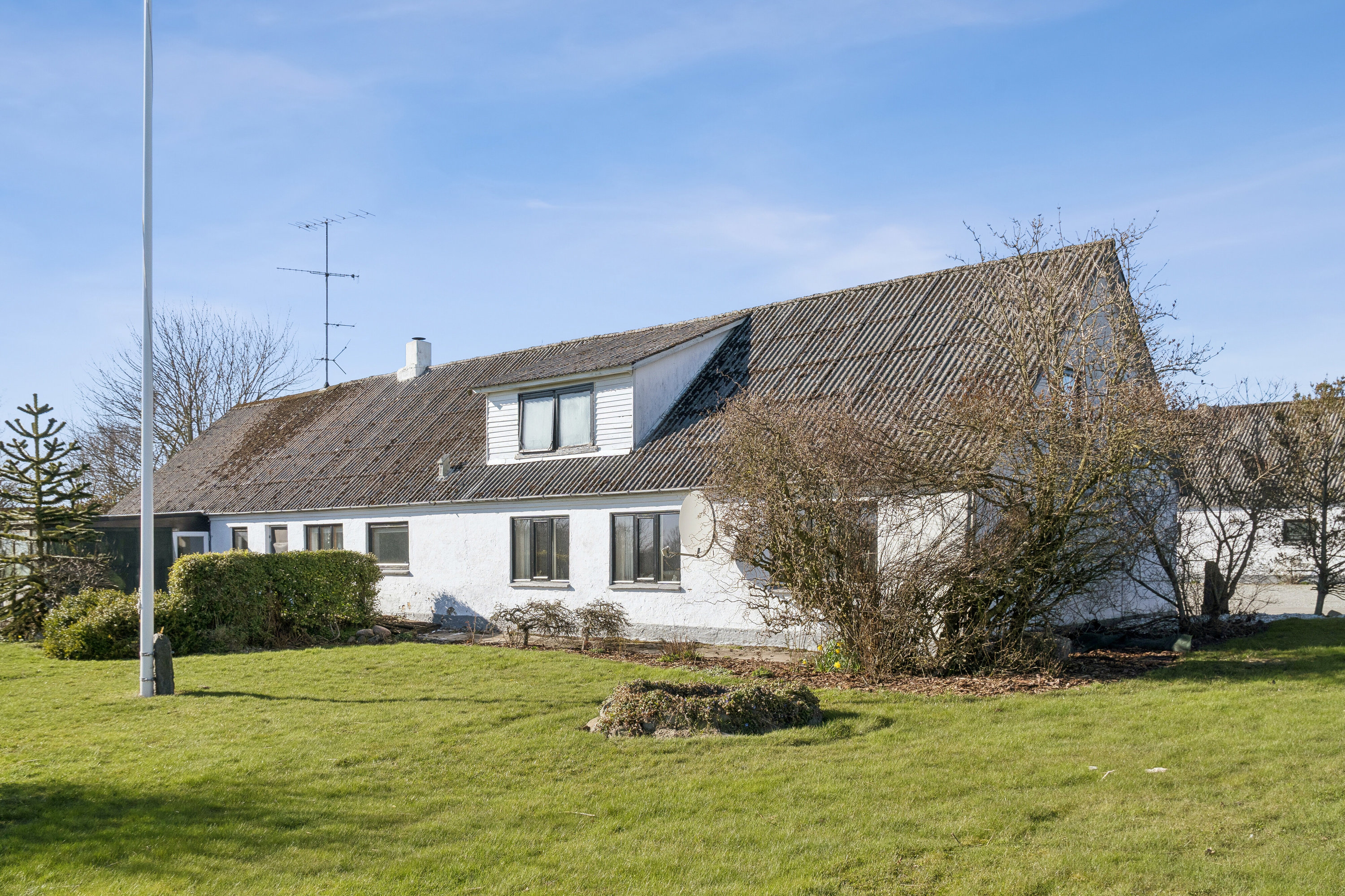 Fremhævet set fra haven billede i fuldskærmstilstand. Billede af Gønderupvej 10, 9760 Vrå