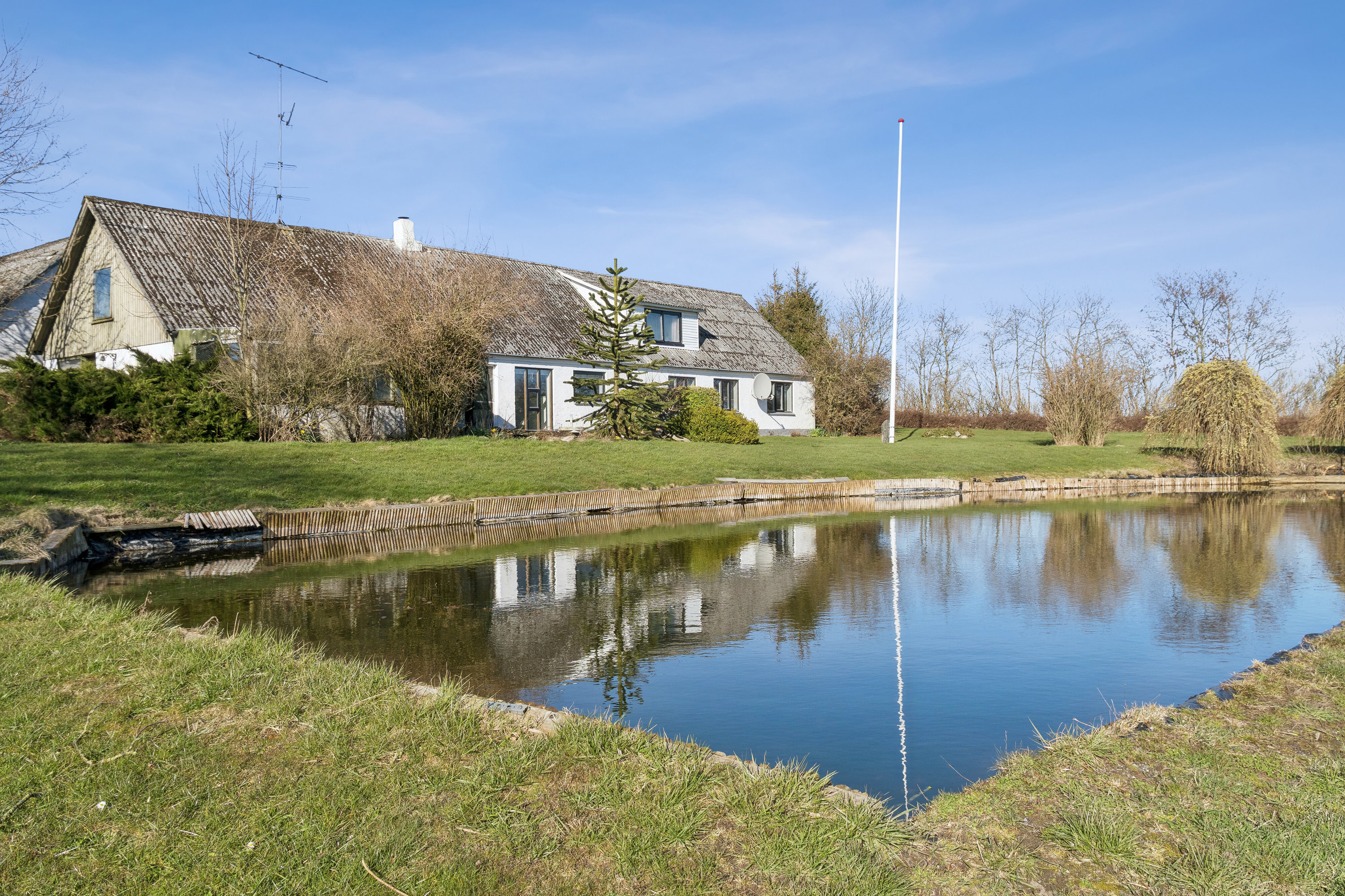 Fremhævet set fra haven billede i fuldskærmstilstand. Billede af Gønderupvej 10, 9760 Vrå