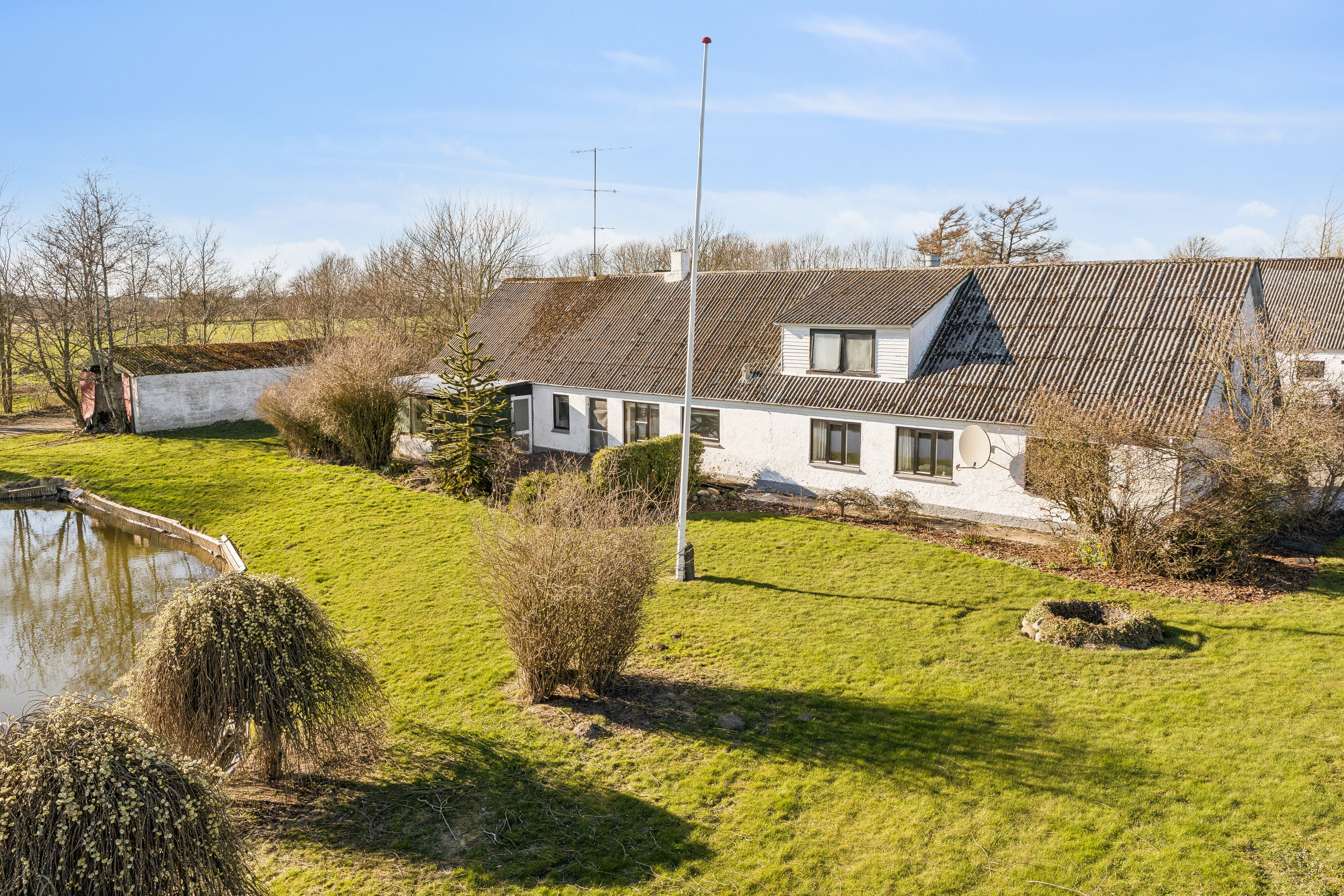 Fremhævet set fra haven billede i fuldskærmstilstand. Billede af Gønderupvej 10, 9760 Vrå