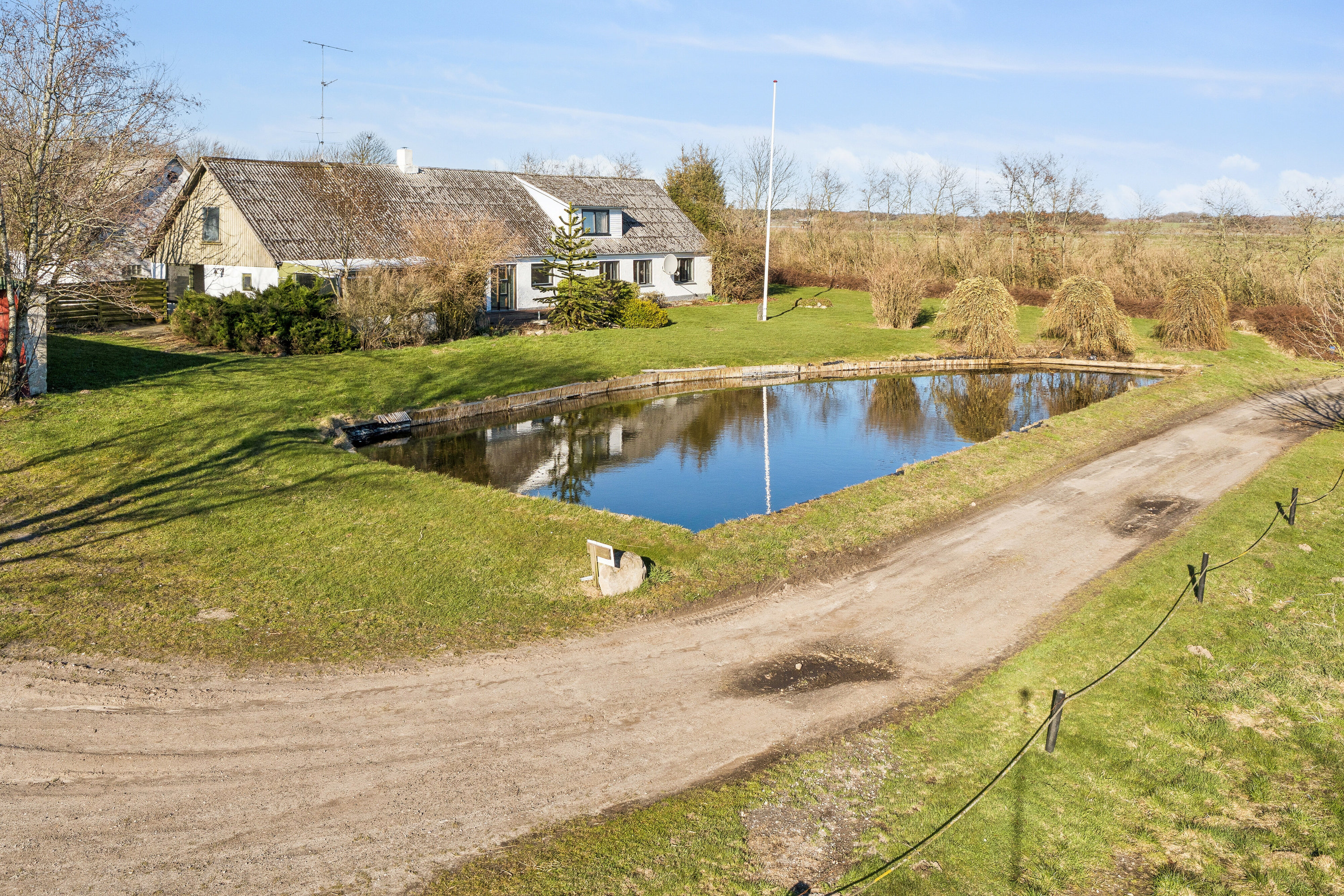 Fremhævet udendørs billede i fuldskærmstilstand. Billede af Gønderupvej 10, 9760 Vrå
