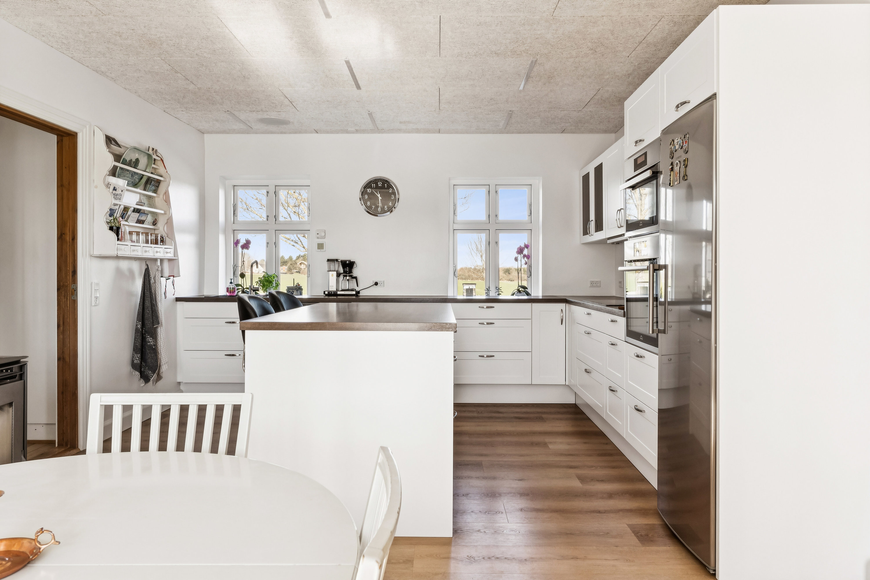 Fremhævet køkken billede i fuldskærmstilstand. Billede af Øremosevej 1, 4293 Dianalund