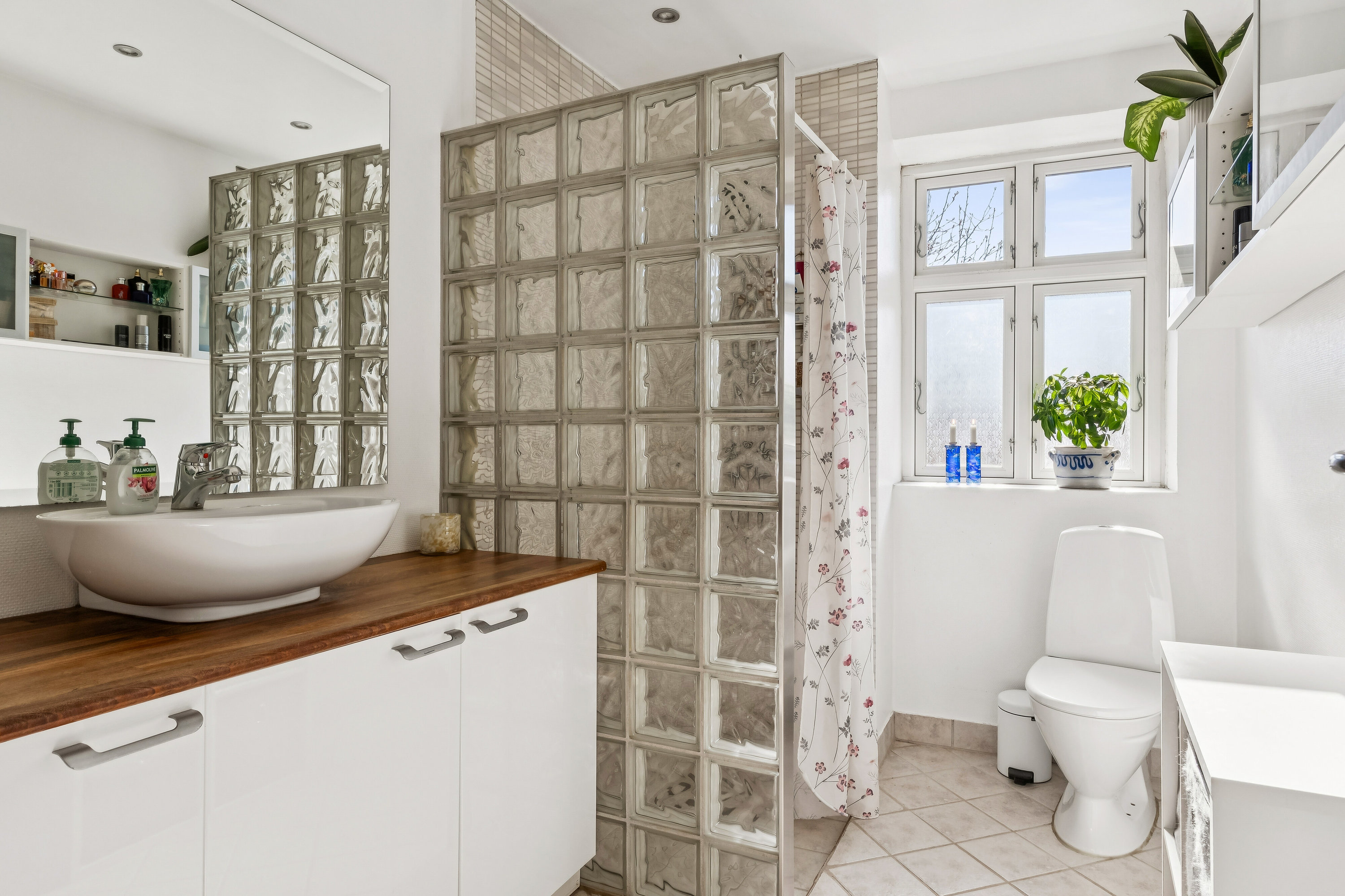 Fremhævet badeværelse billede i fuldskærmstilstand. Billede af Øremosevej 1, 4293 Dianalund