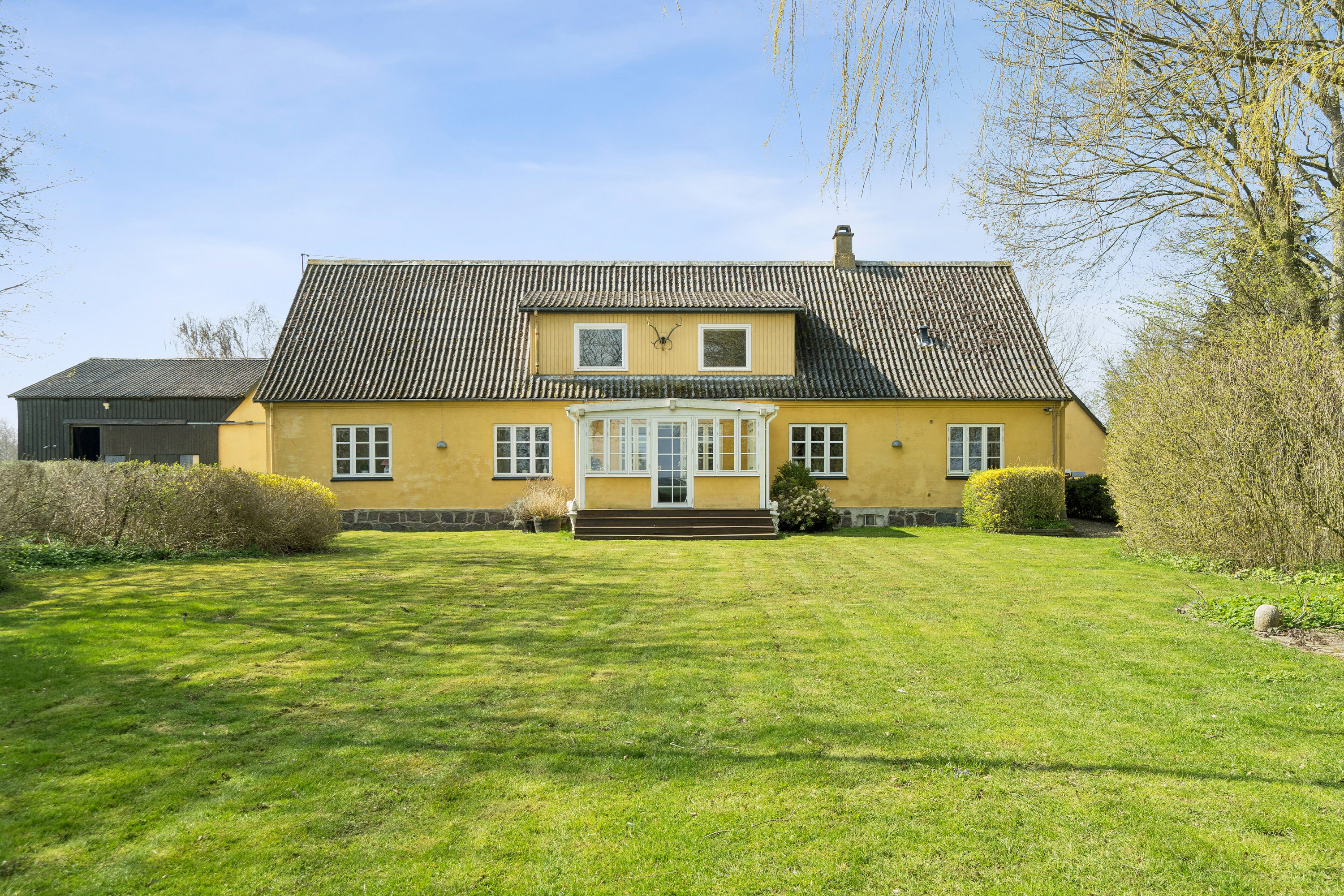 Miniaturebillede 2: set fra haven. Billede af Råsøvej 11, Tybjerg, 4160 Herlufmagle