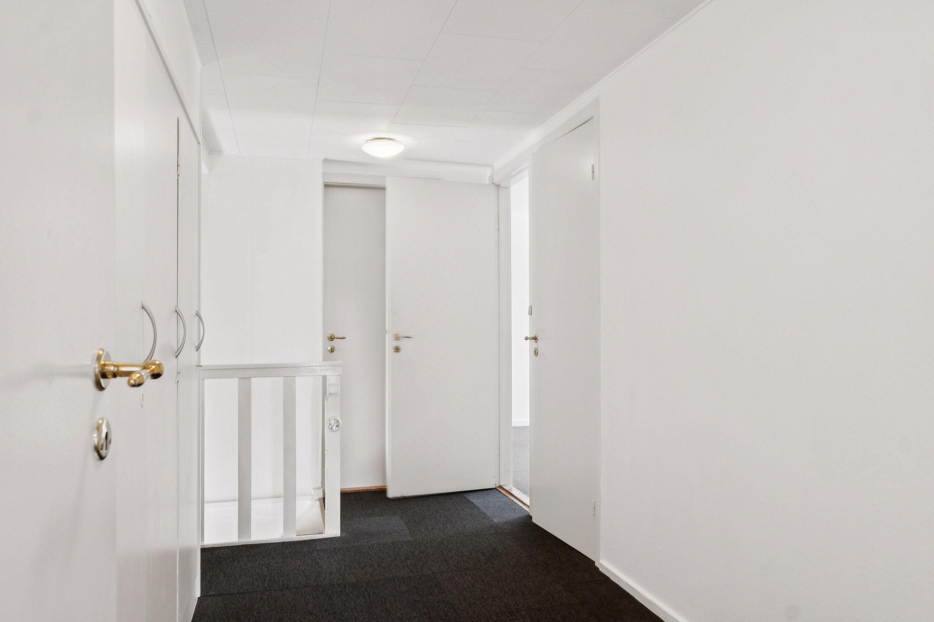 Fremhævet fordelingsgang 1. sal billede i fuldskærmstilstand. Billede af Råsøvej 11, Tybjerg, 4160 Herlufmagle