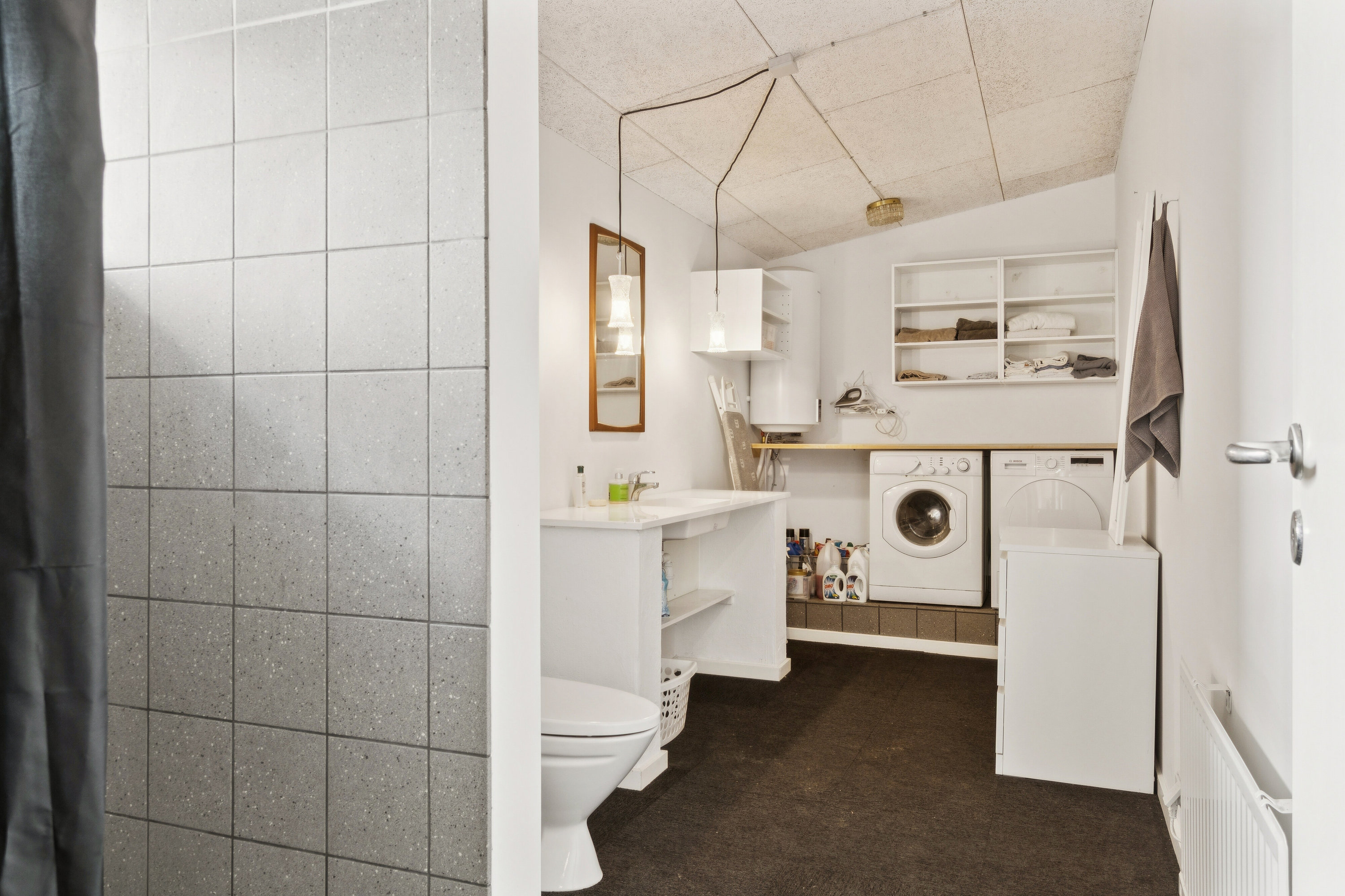 Fremhævet badeværelse v. gildesal billede i fuldskærmstilstand. Billede af Råsøvej 11, Tybjerg, 4160 Herlufmagle