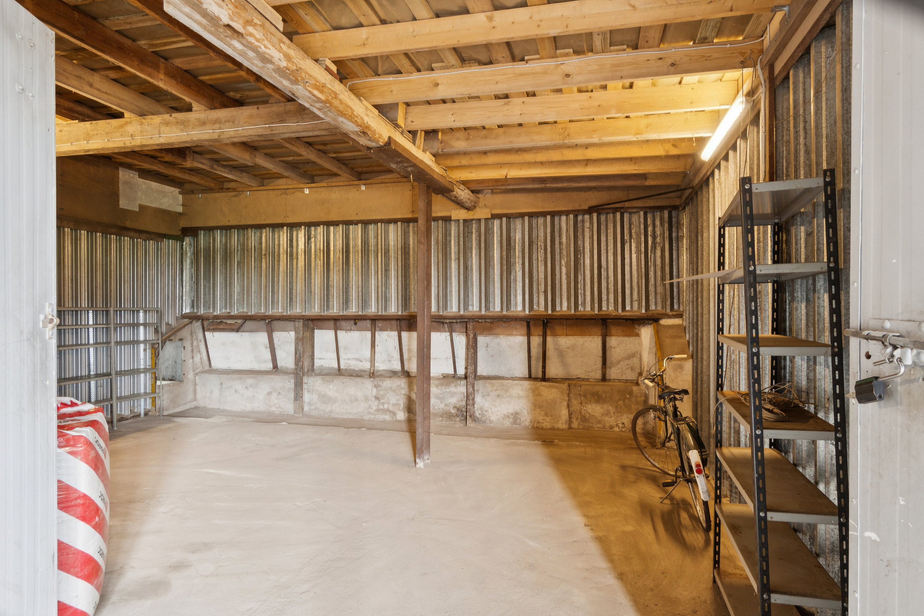 Fremhævet driftsbygning indefra billede i fuldskærmstilstand. Billede af Råsøvej 11, Tybjerg, 4160 Herlufmagle