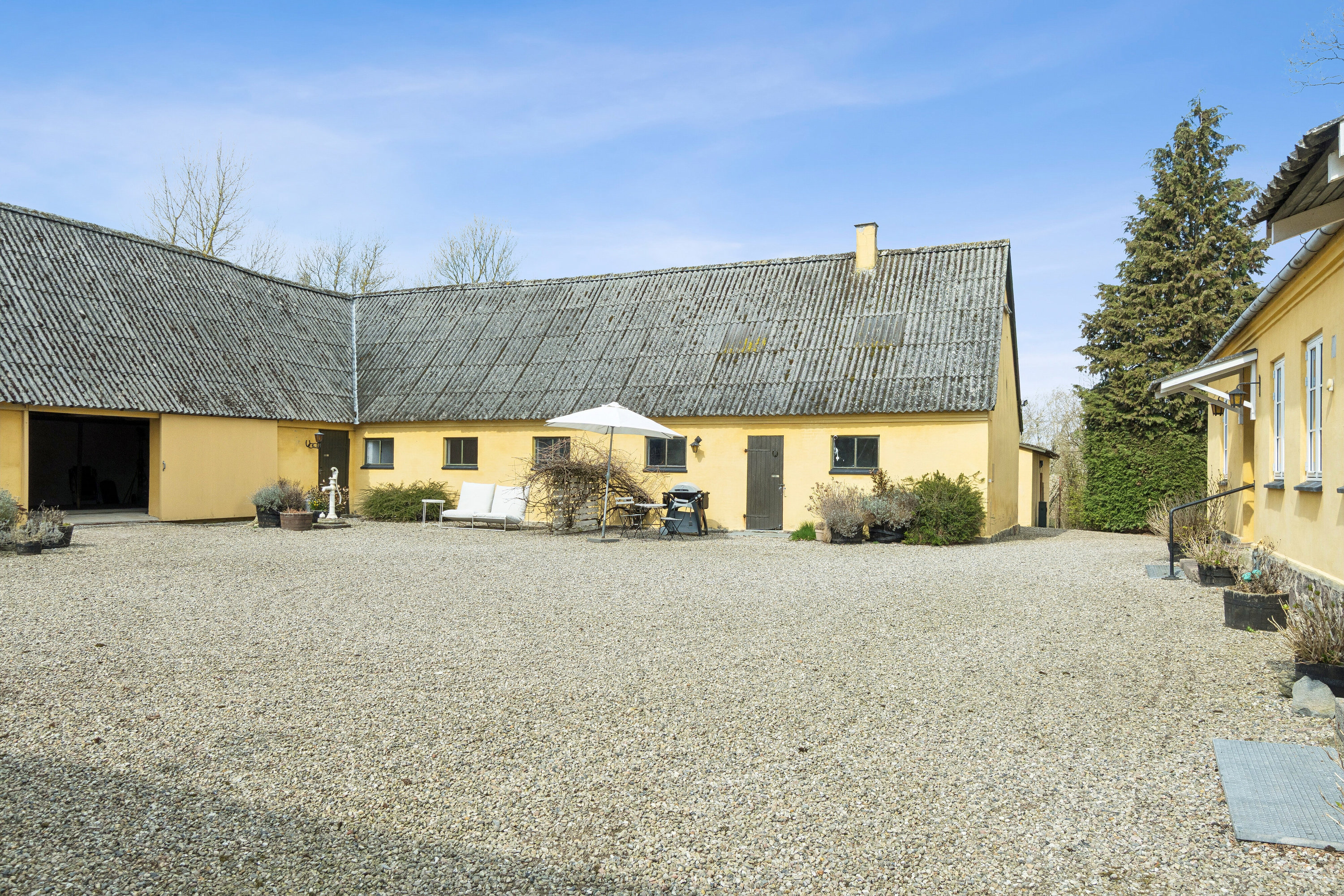 Fremhævet gårdsplads billede i fuldskærmstilstand. Billede af Råsøvej 11, Tybjerg, 4160 Herlufmagle