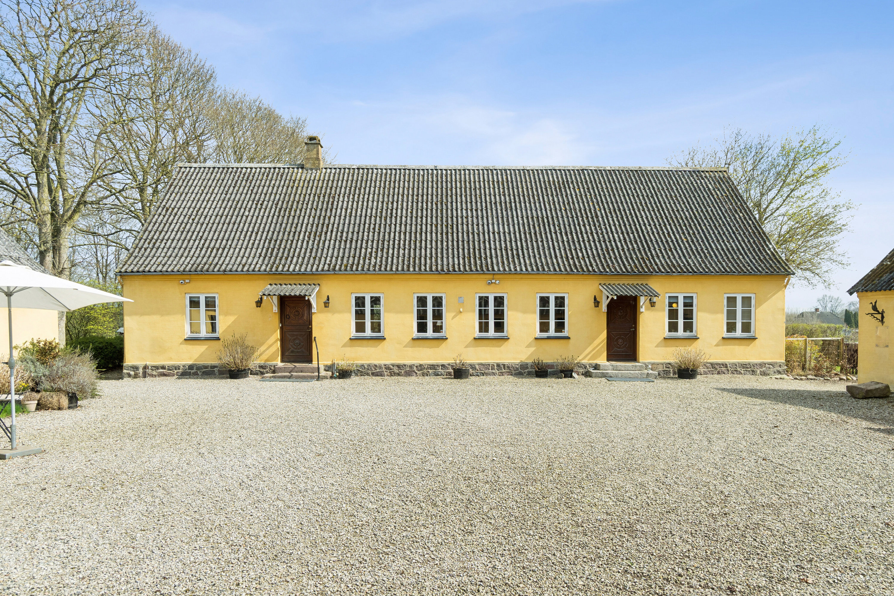 Miniaturebillede 1: set fra vejen. Billede af Råsøvej 11, Tybjerg, 4160 Herlufmagle