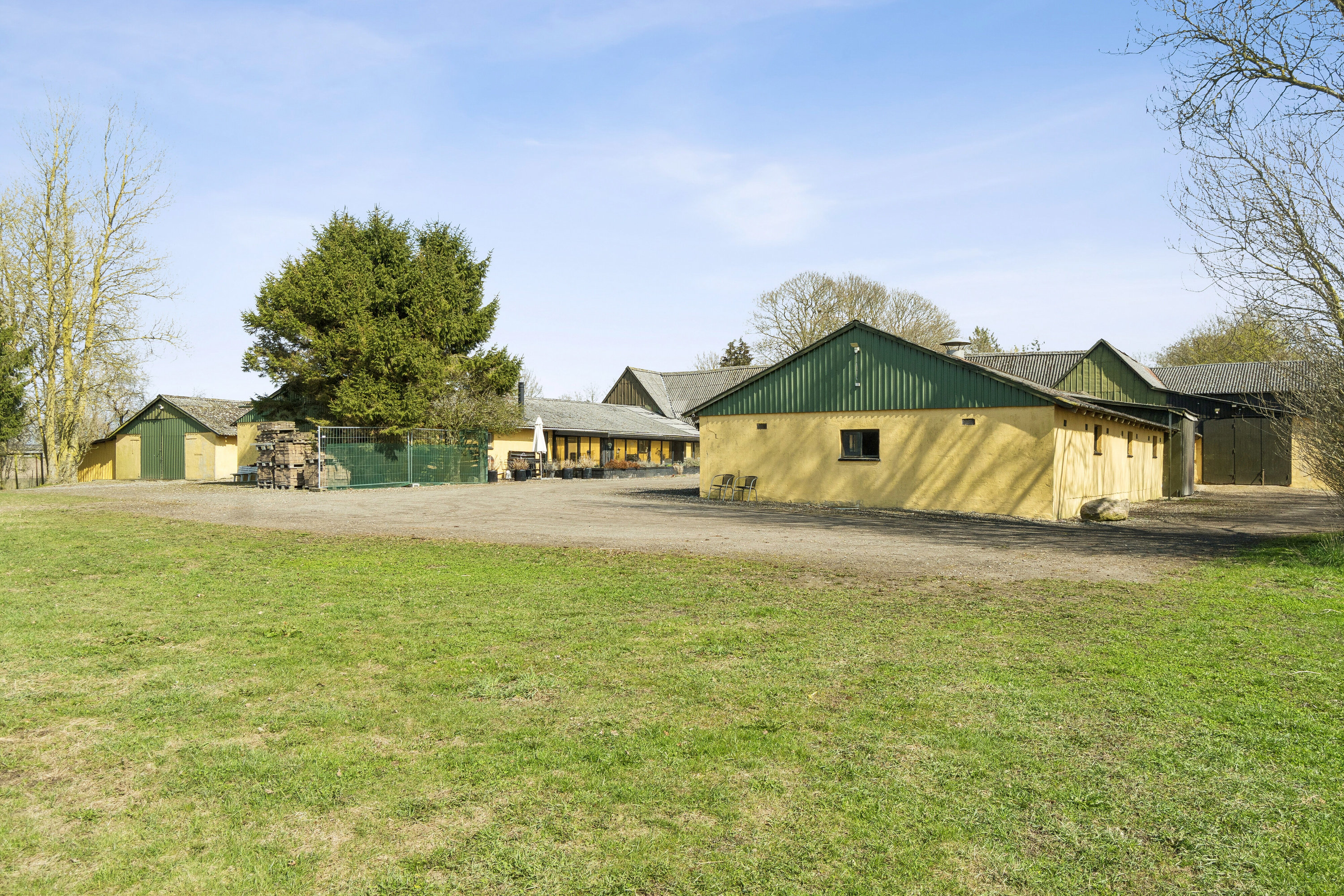 Fremhævet bagside driftsbygninger billede i fuldskærmstilstand. Billede af Råsøvej 11, Tybjerg, 4160 Herlufmagle