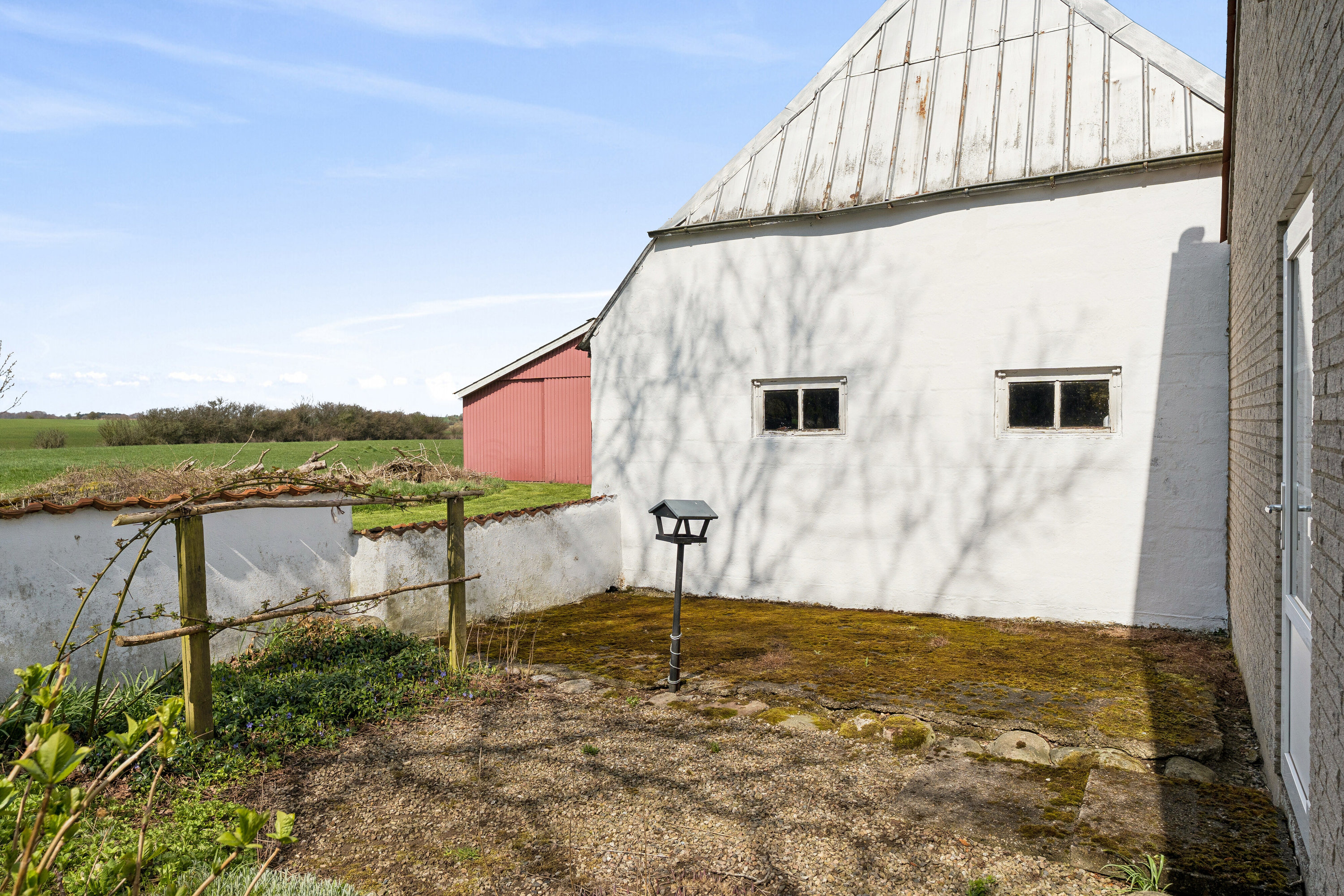 Fremhævet kig mod mark og maskinhus billede i fuldskærmstilstand. Billede af Ødis Kroge Vej 19, Ødis, 6580 Vamdrup