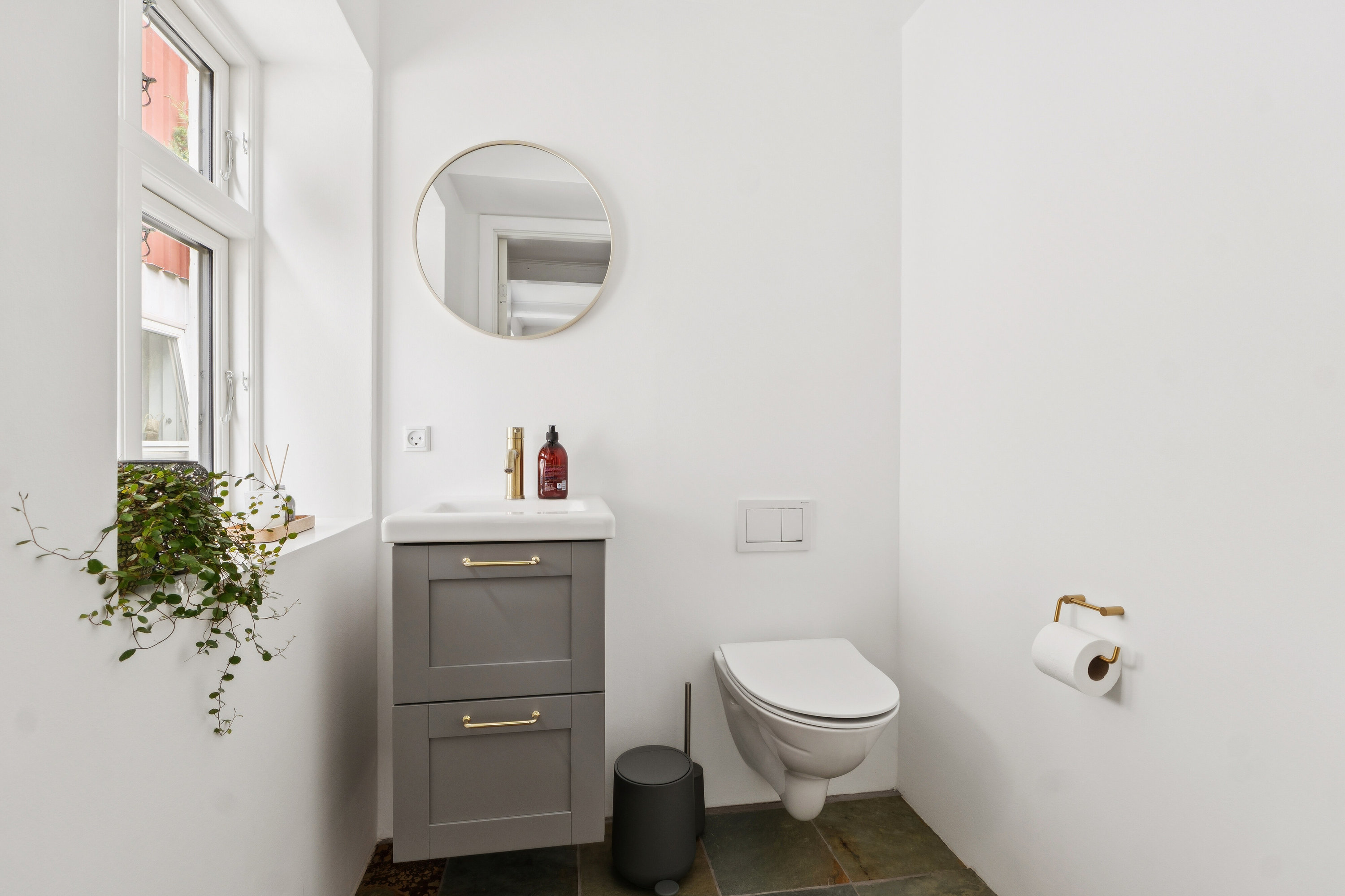 Fremhævet toilet m. håndvask ved baggang billede i fuldskærmstilstand. Billede af Kragemosevej 5, Strærup Mark, 5683 Haarby