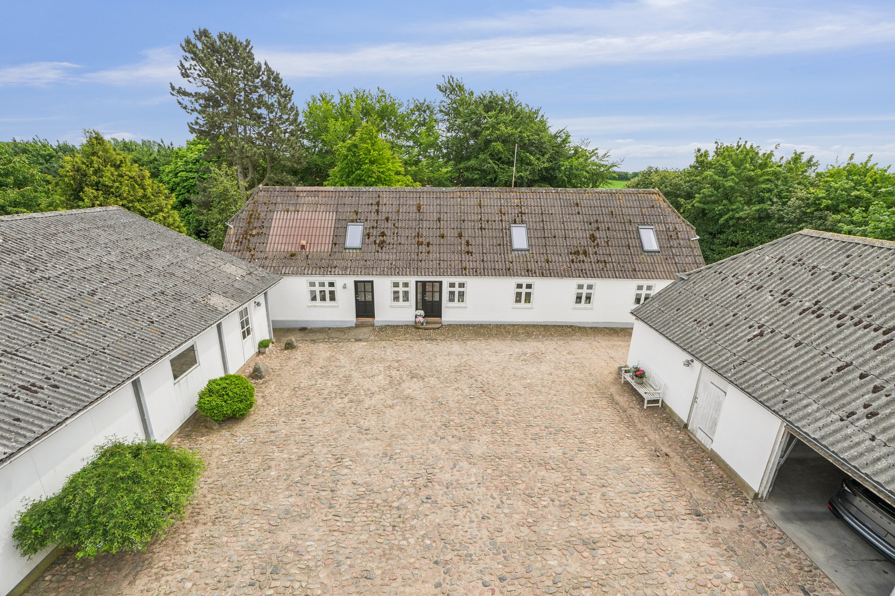Miniaturebillede 2: kig i gårdsplads. Billede af Kragemosevej 5, Strærup Mark, 5683 Haarby