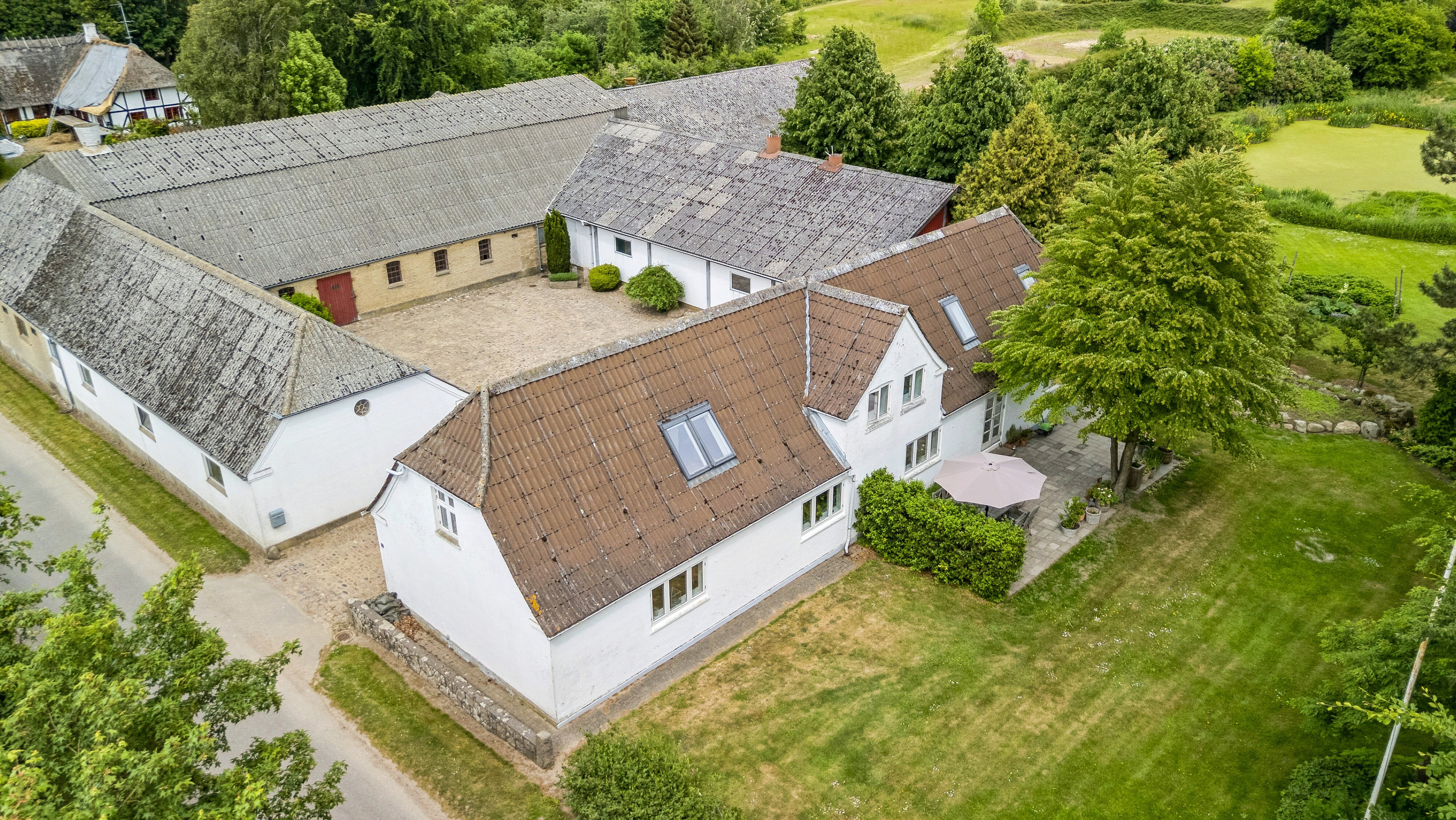 Fremhævet oversigt bolig og gårdsplads billede i fuldskærmstilstand. Billede af Kragemosevej 5, Strærup Mark, 5683 Haarby