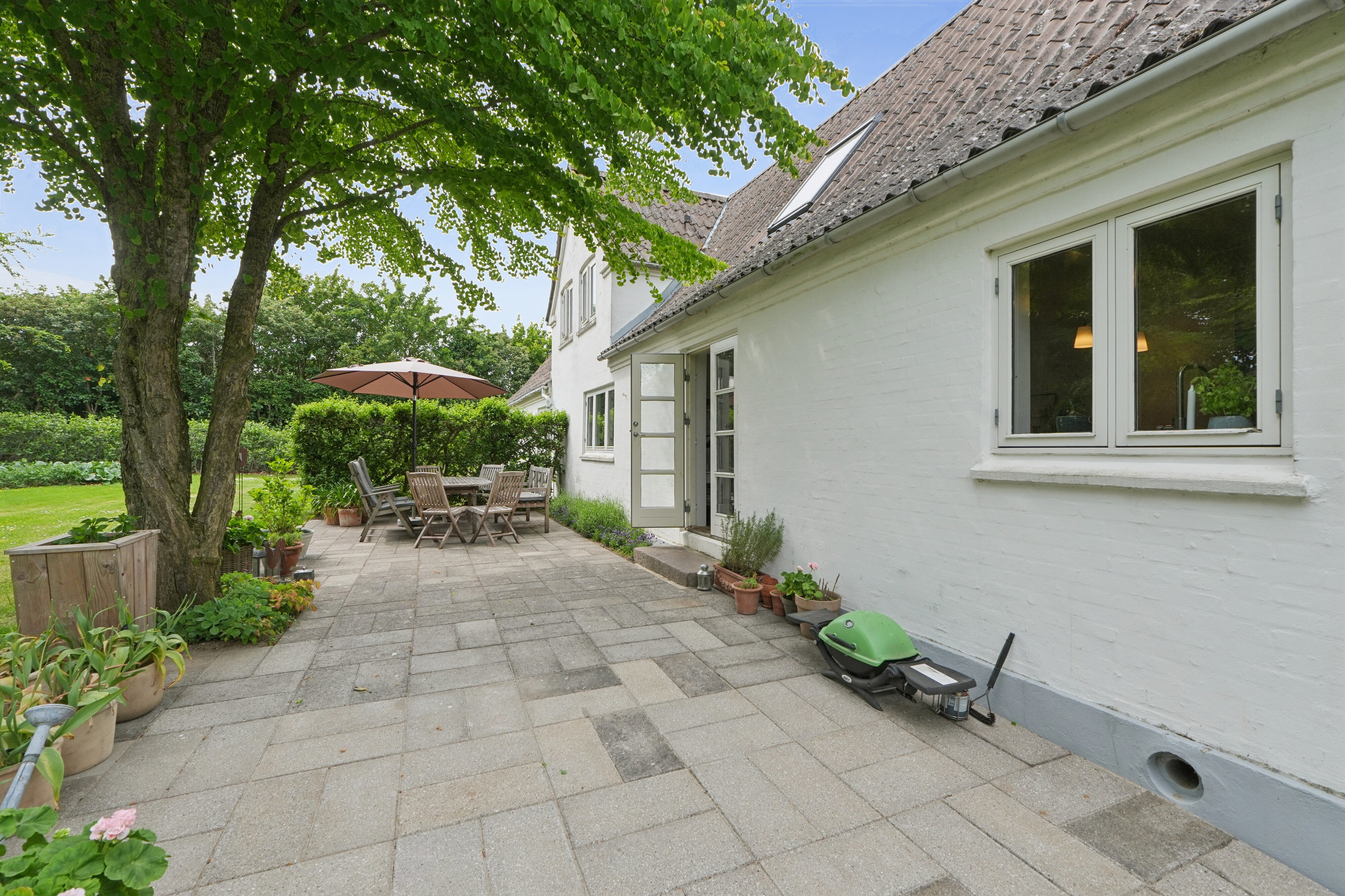 Fremhævet terrasse i haven ved køkken billede i fuldskærmstilstand. Billede af Kragemosevej (en del heraf) 5, Strærup Mark, 5683 Haarby