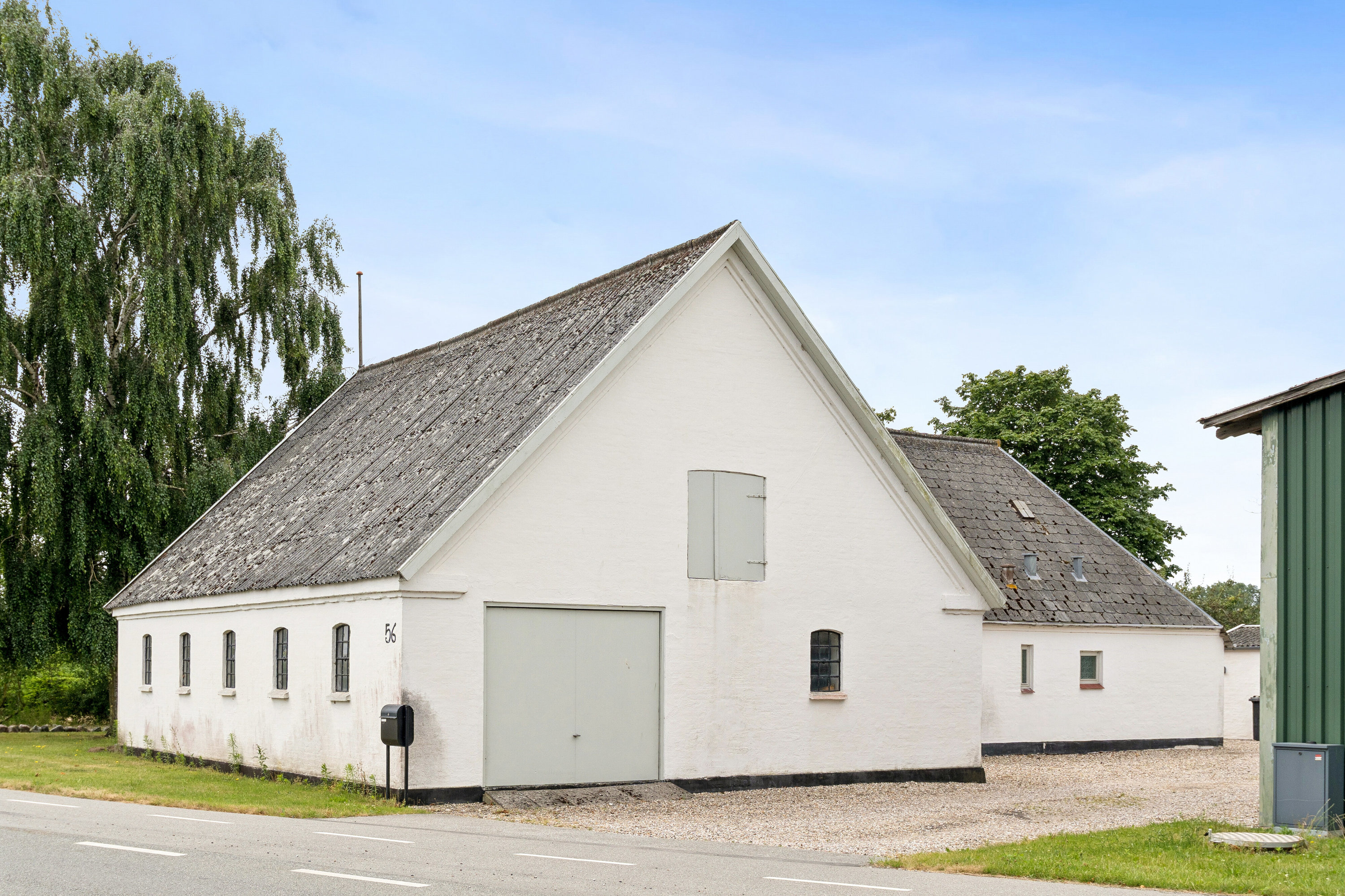 Miniaturebillede 2: tidl. staldbygning fra vejen . Billede af Kertemindevejen 56, 5290 Marslev