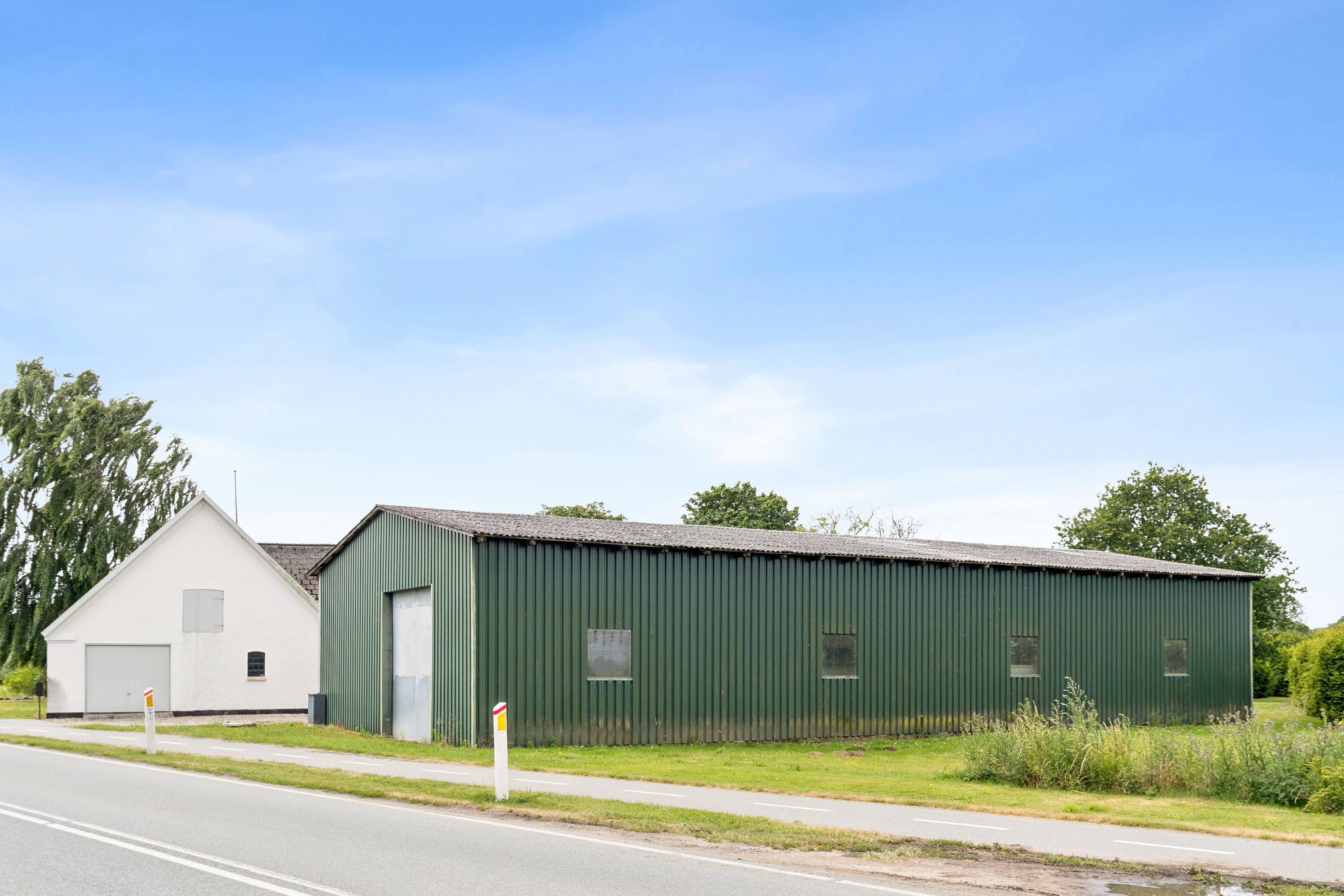 Fremhævet værksted og garage set fra vejen  billede i fuldskærmstilstand. Billede af Kertemindevejen 56, 5290 Marslev