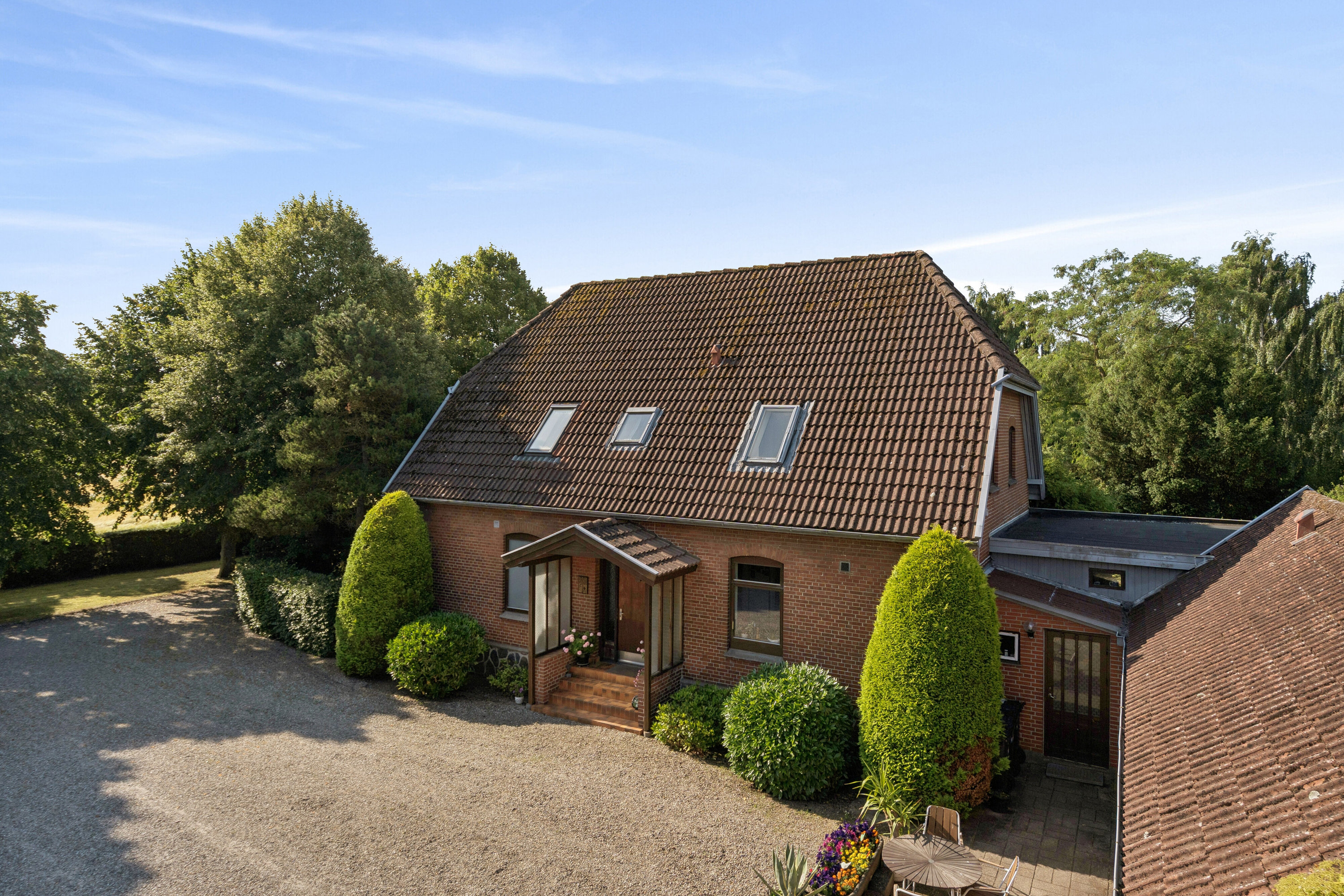 Miniaturebillede 1: set fra gårdsplads. Billede af Markhaven 110, Bullerup, 5320 Agedrup
