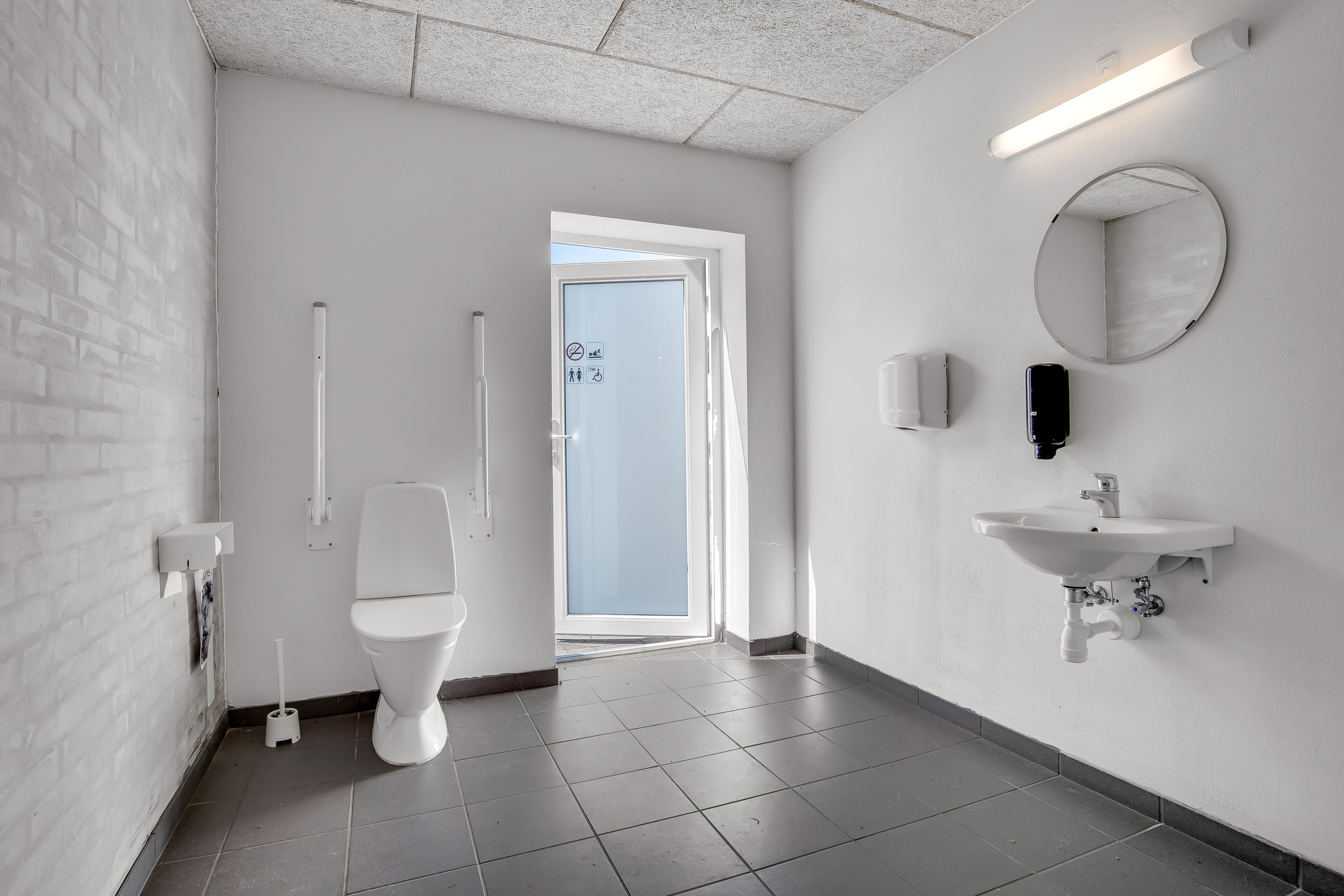 Fremhævet toilet billede i fuldskærmstilstand. Billede af Lystlundvej 1, 6990 Ulfborg