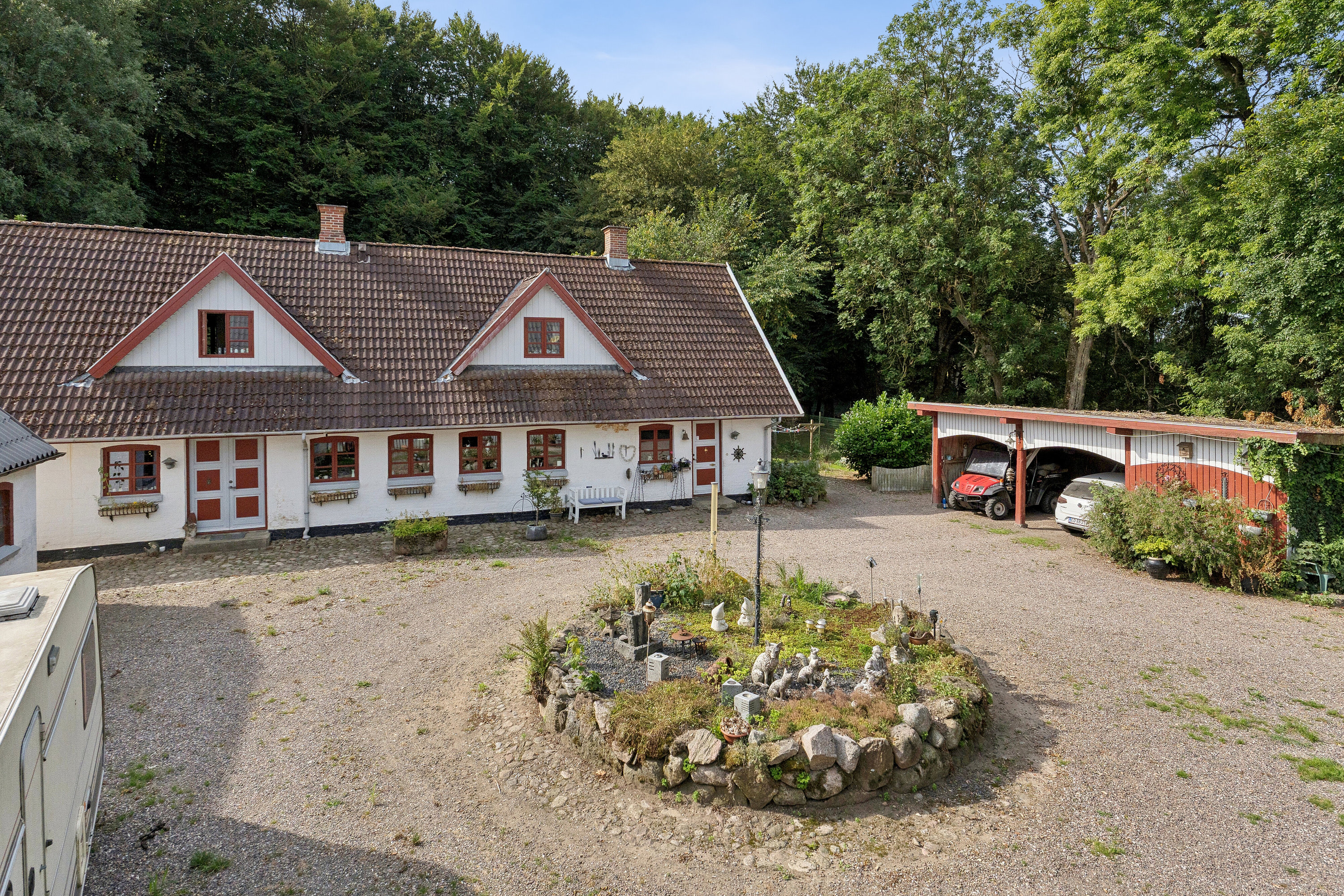 Fremhævet set fra indkørsel billede i fuldskærmstilstand. Billede af Kirkevej 47, Tommerup St, 5690 Tommerup