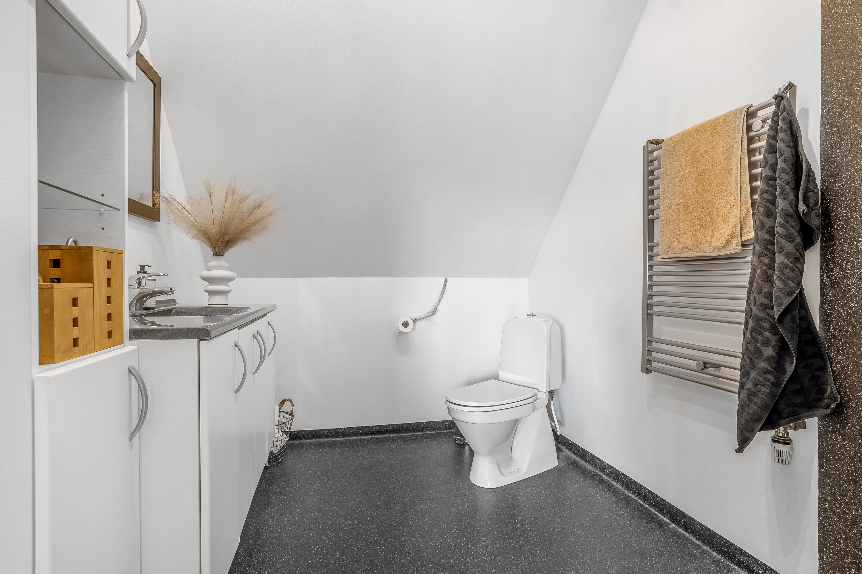 Fremhævet toilet billede i fuldskærmstilstand. Billede af Sangildvej 13, 7470 Karup J