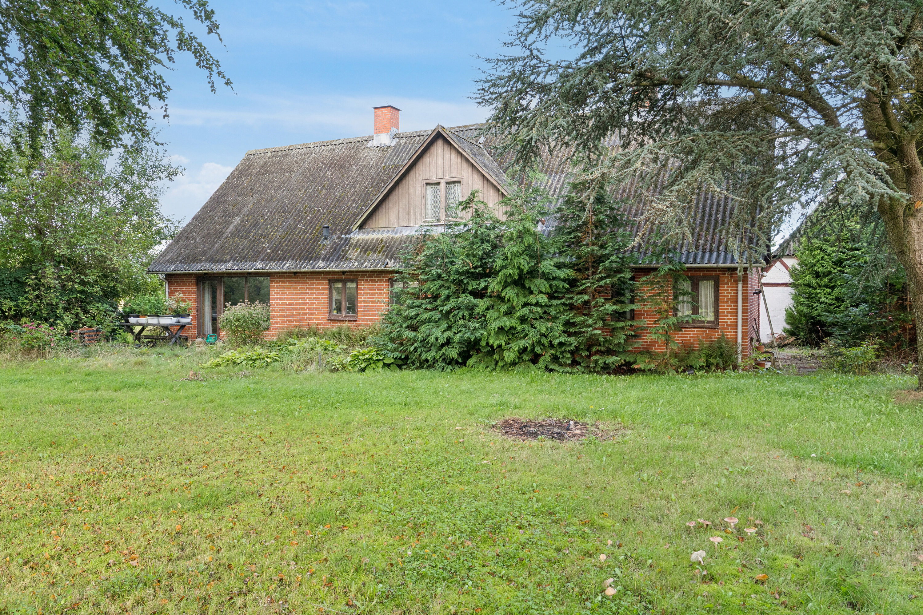 Fremhævet set fra haven billede i fuldskærmstilstand. Billede af Ellestedvej 16, Måre, 5853 Ørbæk