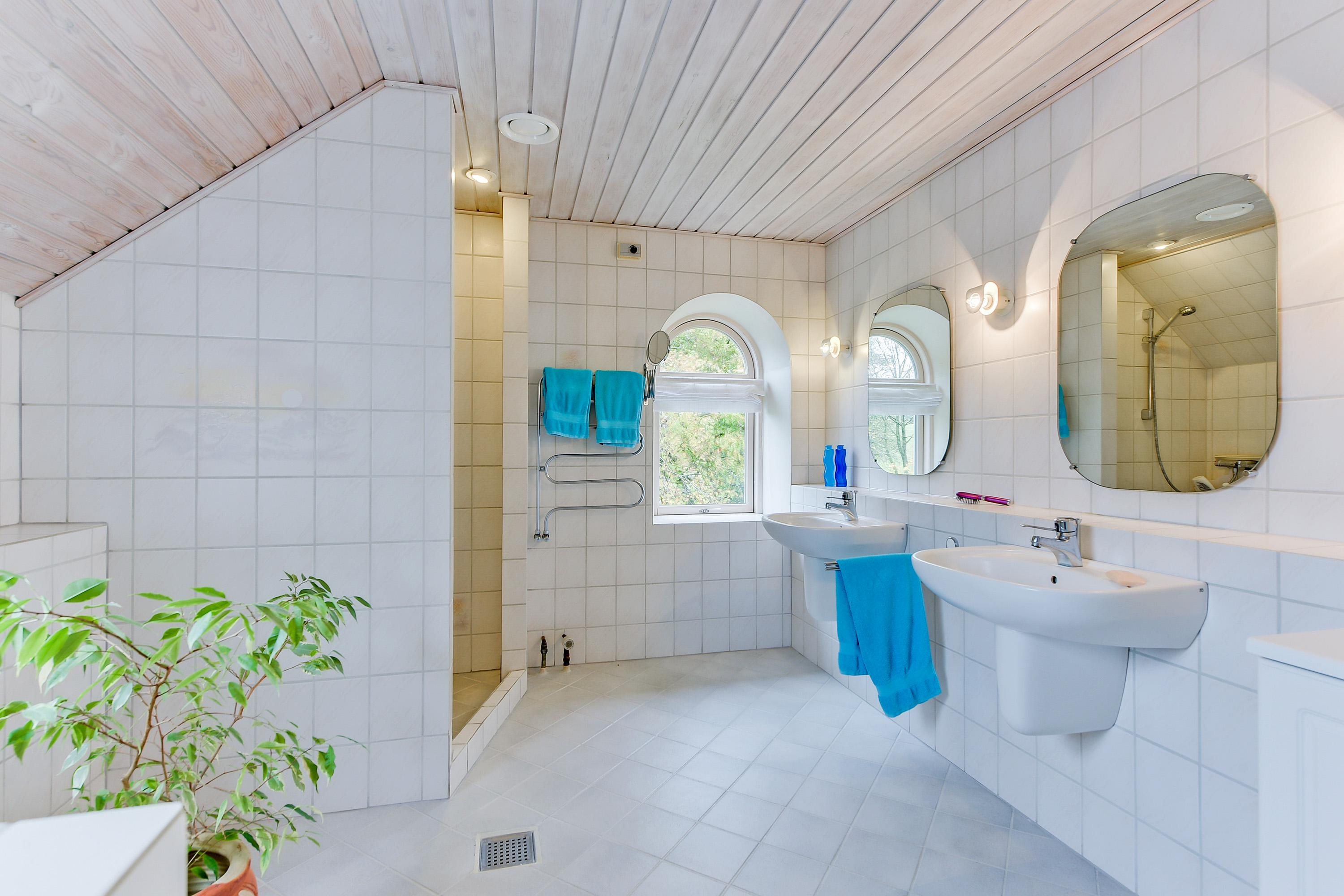 Fremhævet badeværelse billede i fuldskærmstilstand. Billede af Ørbækvej 88, 5854 Gislev