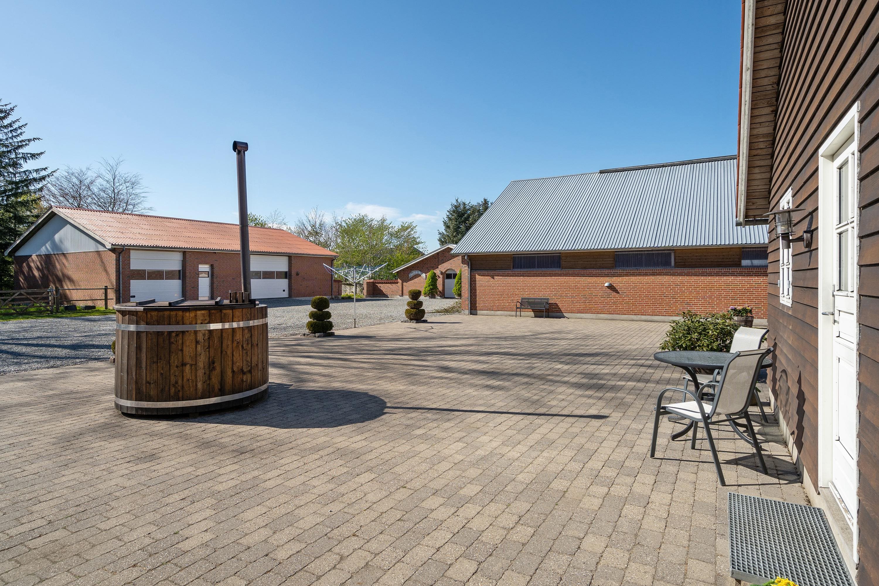 Fremhævet terrasse billede i fuldskærmstilstand. Billede af Skævevej 100, Brønden, 9352 Dybvad