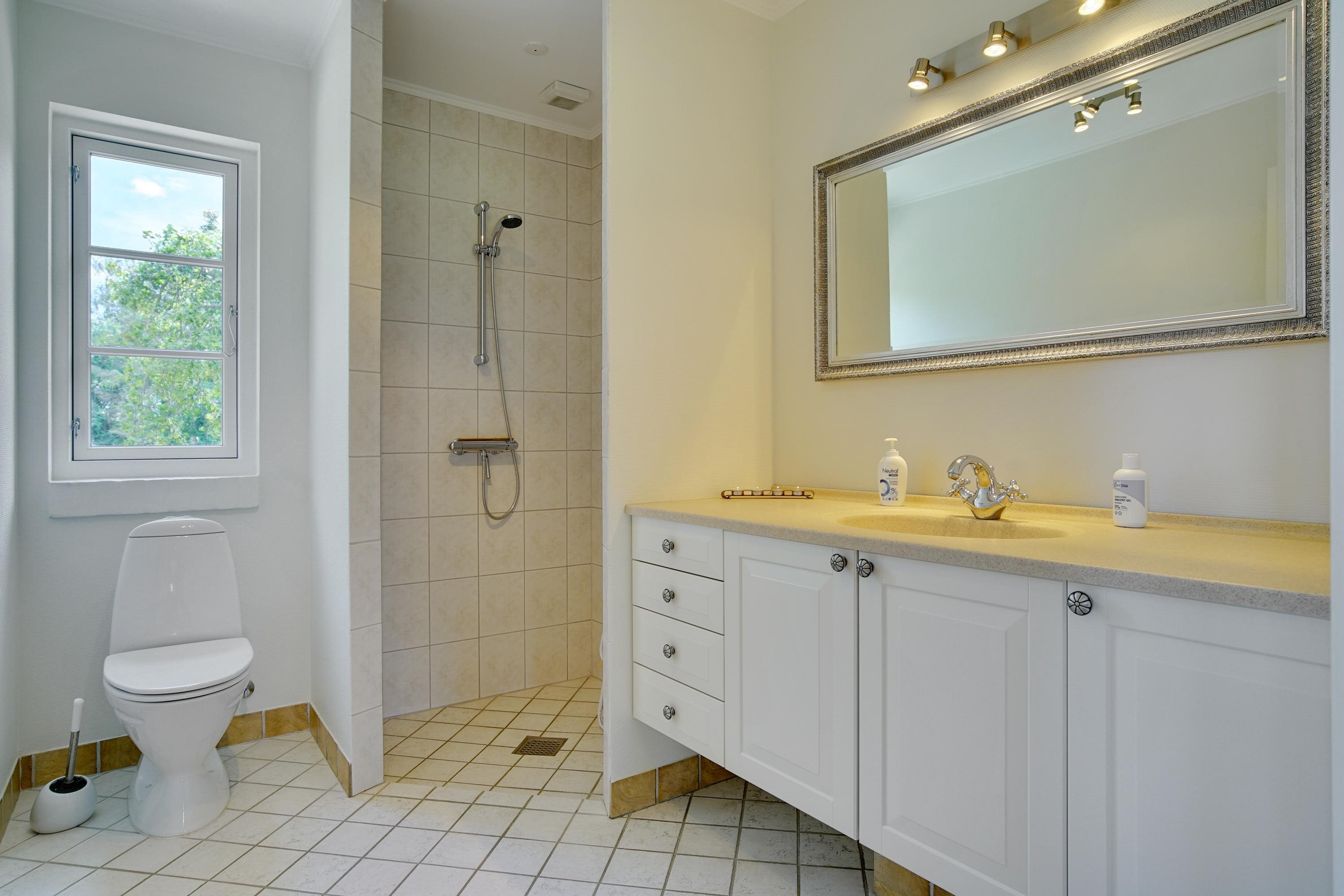 Fremhævet badeværelse billede i fuldskærmstilstand. Billede af Nykøbingvej 159, Horreby, 4800 Nykøbing F